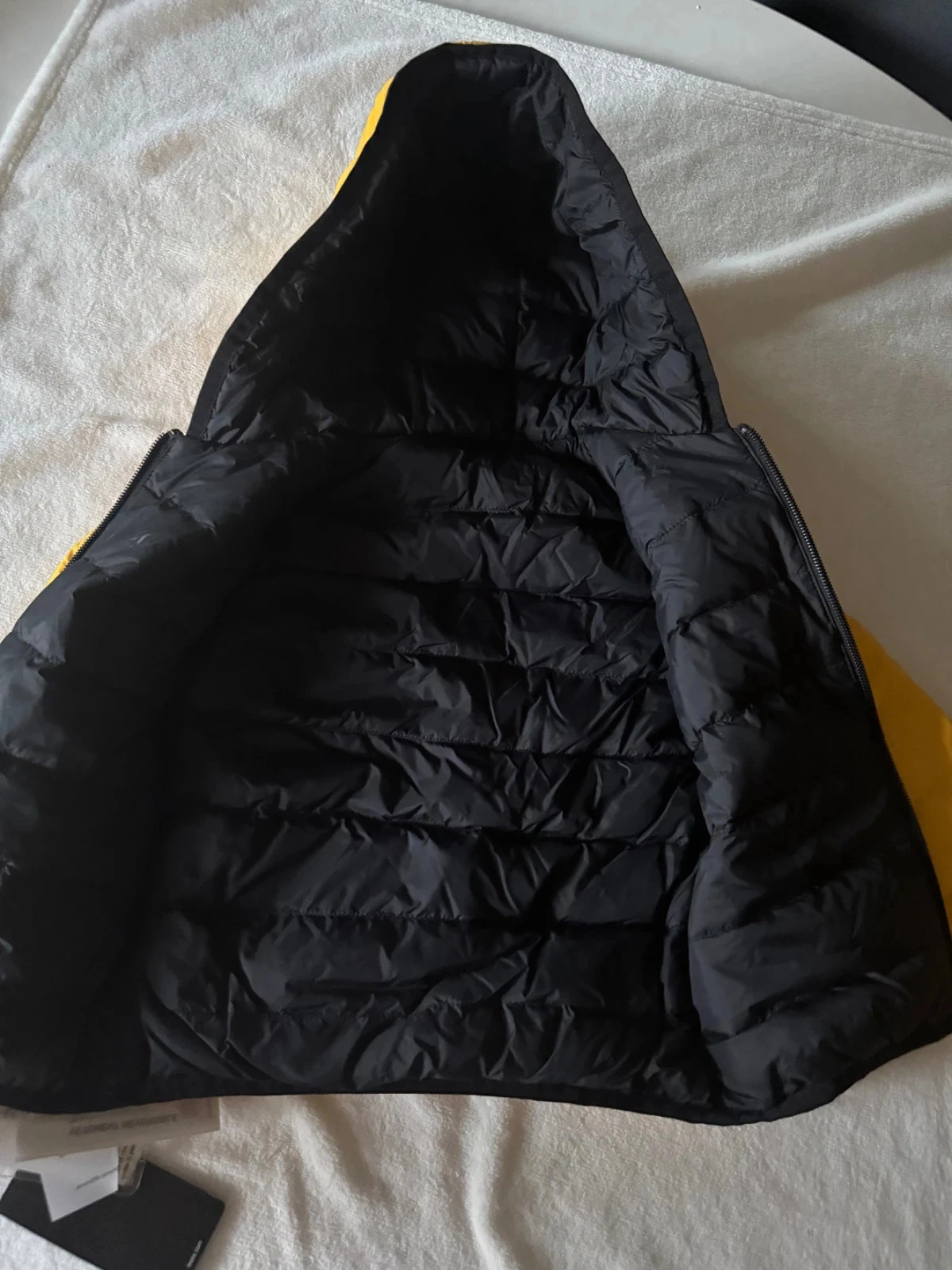 Doudoune réversible Hugo Boss jaune et noir 4 ans Novo com etiqueta – photo 4